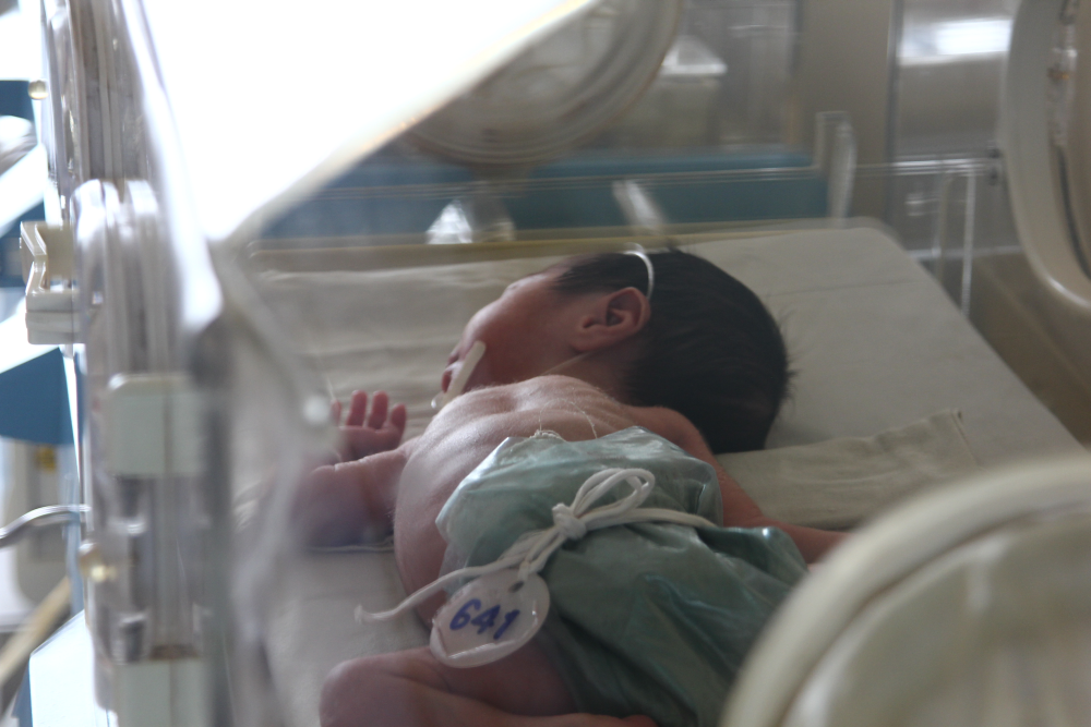 Ein Baby im Spital das so etwas wie eine Plasticwindel trägt