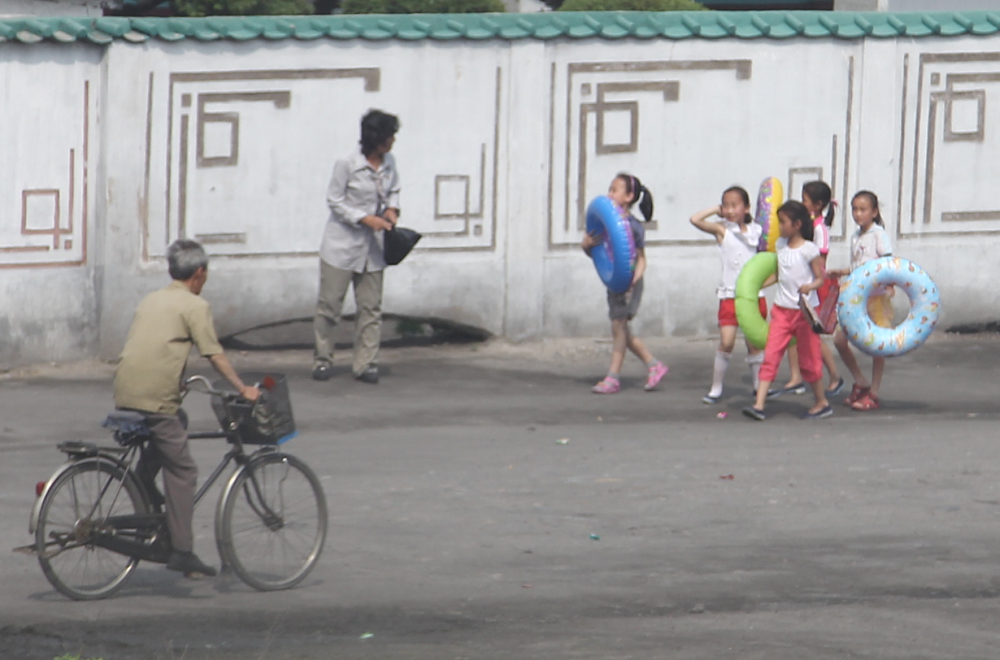 In der Nähe der chinesischen Grenze: Kinder mit Schiwmmzeug